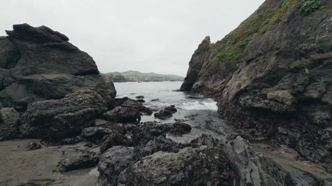 Wave on tiny inlet on California coast Video stock 333790651