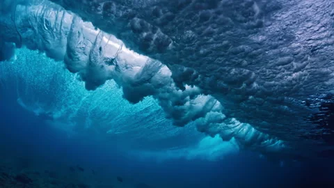 Wave vortex with rings. Underwater view of the breaking ocean wave with bubble 库存影片 167618008