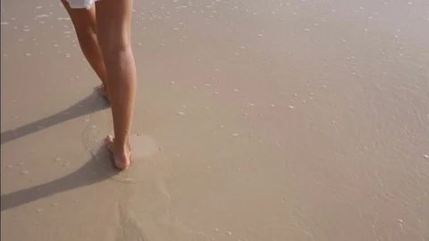 Wave washes away the footprints Video stock 79861396