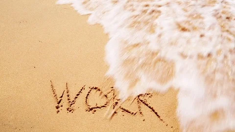 Wave is washing off text Work on the sand Vídeos de archivo 82682190