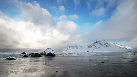 Wave on a Winter Beach and Clouds Видео 106465030