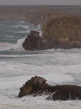 Waves against Cliffs and Shore, Portugal Foto stock
