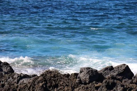 Waves against the cliffs Foto stock