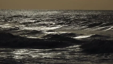 Waves against light. Video stock 201196530
