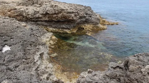 Waves against rocks in pool Video stock 36556950