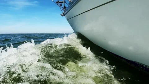 Waves amidships next to sailboat (+ audio) Video stock 211628320