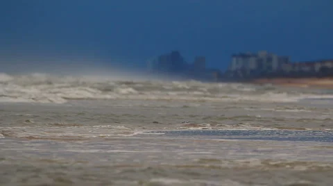 Waves and buildings in Ormond Beach, Florida 库存影片 950915