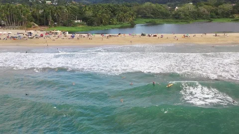 The waves and the crowd 動画素材 122624804