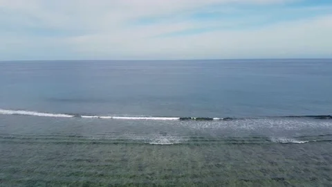 Waves and Ocean bed with corals Video stock 147621800