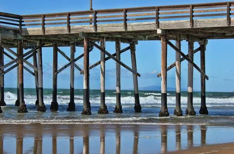Waves and the Pier Stock-Fotos