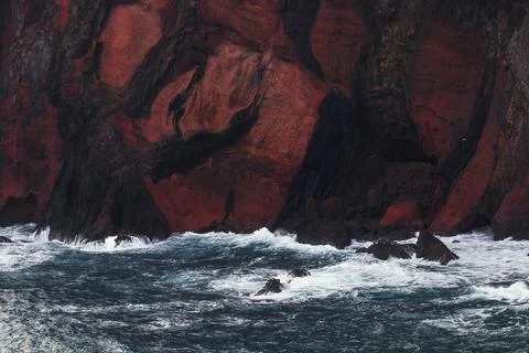 Waves and red rocks Foto stock
