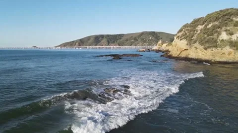 Waves and rock formation at Avila Beach in Central Coast in the early morning. Stock-Footage 276190880
