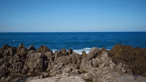 Waves and rocks 2 Stockbeeldmateriaal 97845520