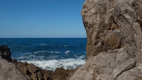 Waves and rocks Stockbeeldmateriaal 97843350