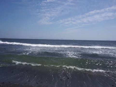 Waves and shore Vídeo Stock 82996731