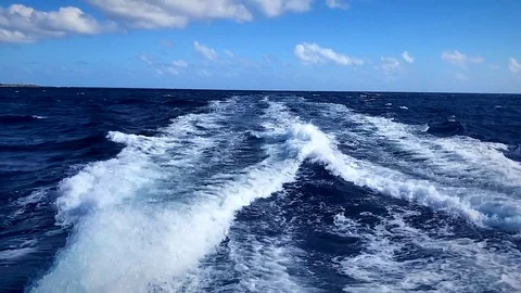 Waves and splash from behind a cruising boat 库存影片 103103867