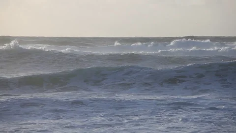 The waves ant tide on the rocky beach of Pacific ocean Stock-Footage 90488825