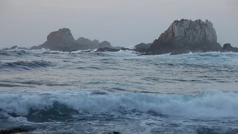 The waves ant tide on the rocky beach of Pacific ocean Stock-Footage 90489694