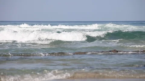 The waves ant tide on the rocky beach of Pacific ocean Stock-Footage 90489784