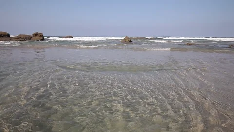The waves ant tide on the rocky beach of Pacific ocean Stock-Footage 90489795