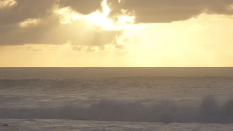Waves approaching the coast during dusk Video stock 86172214
