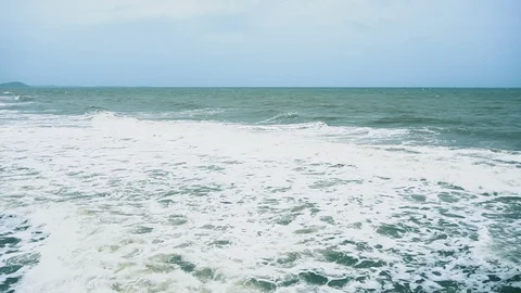 Waves are breaking into the shore.. 動画素材 93666536