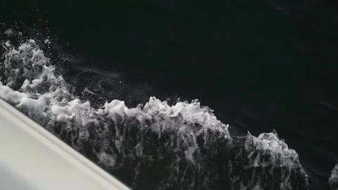 Waves around the boat Vídeos de archivo 162556981