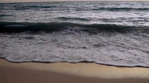 Waves arriving to caribbean beach  库存影片 102447067