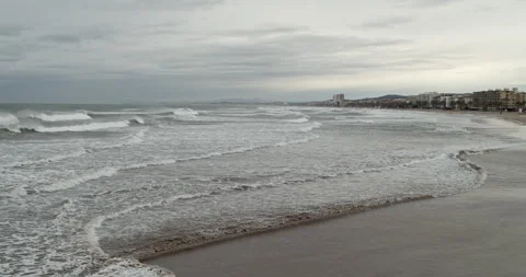 Waves arriving at the coast in slow motion 스톡 동영상 142021105