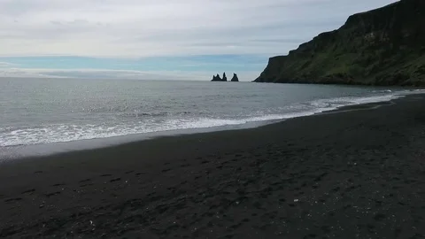 Waves of the Atlantic Ocean arrive on the shore with black sand. Andreev. Video stock 78550854
