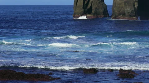 Waves Atlantic Ocean Breaking onto Rocks 스톡 동영상 46057173