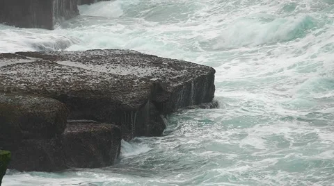 Waves Atlantic Ocean Breaking onto Rocks 스톡 동영상 51894236