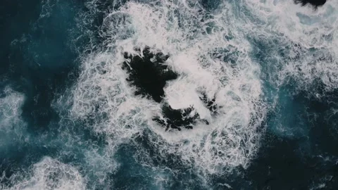 The waves of the Atlantic Ocean crashes into the rock, Madeira - 4k drone shot Vidéo 167089313