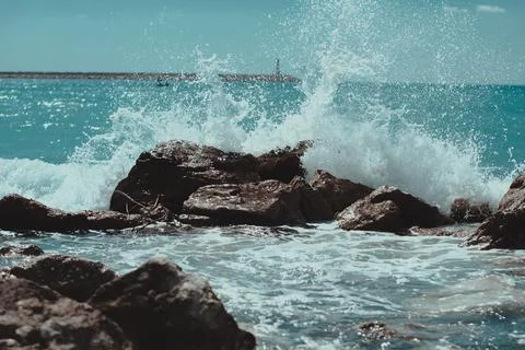 Waves on the background of stones Foto stock