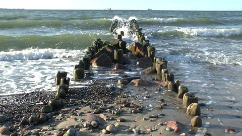 Waves of the Baltic sea break on an old wooden breakwater. Video Full HD Video stock 101489350