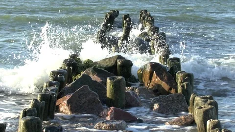 Waves of the Baltic sea break on an old wooden breakwater. Video Full HD Video stock 102189324