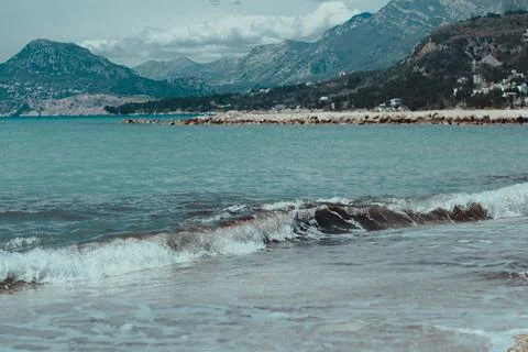 Waves on the beach against the backdrop of mountains Foto stock