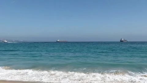 The waves Beach Barges Pacific ocean coast (Vina del Mar, Chile) 動画素材 130690361