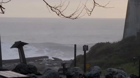 Waves on the beach at Big Sur along Highway 1 Stockbeeldmateriaal 153948733