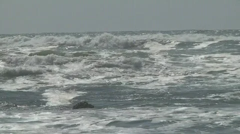 Waves in the beach Видео 117300