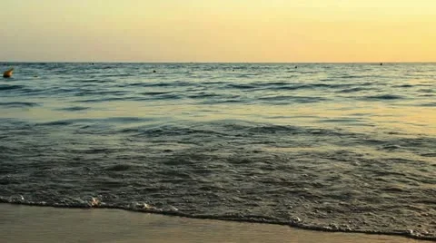 Waves on beach Vidéo 12154107