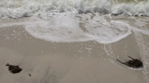 Waves on a beach Stockbeeldmateriaal 21895785