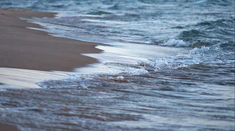 Waves on a beach Vidéo 48867038