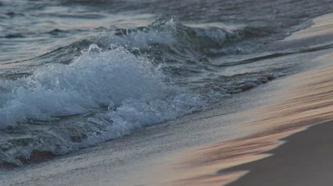 Waves on a beach Vidéo 50433019