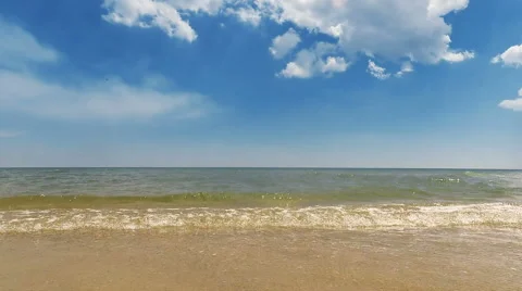 Waves on the beach Vídeos de archivo 68345759