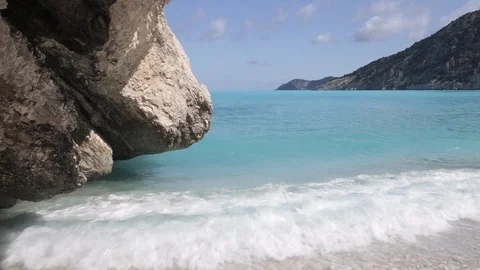 Waves  on the beach 스톡 동영상 92257100