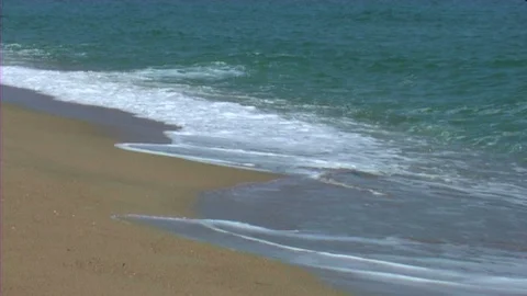 Waves on the beach 動画素材 104471597