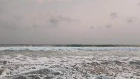 Waves on the beach 库存影片 333497420