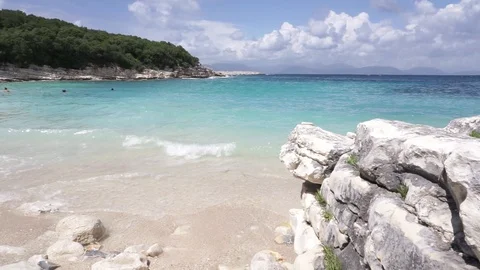 Waves on a beach in Greece 库存影片 92256513