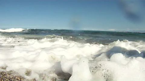 Waves on the beach in Hawaii 動画素材 35871670